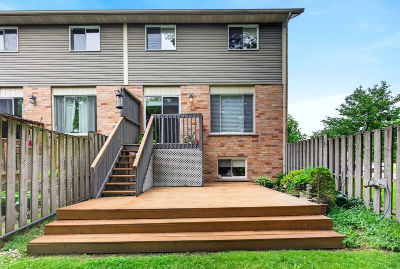 WELL-MAINTAINED END-UNIT TOWNHOUSE IN STONEY CREEK!