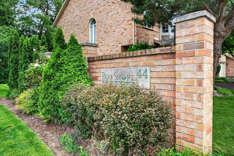 WELL-MAINTAINED END-UNIT TOWNHOUSE IN STONEY CREEK!