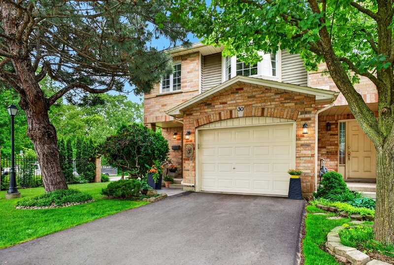 WELL-MAINTAINED END-UNIT TOWNHOUSE IN STONEY CREEK!
