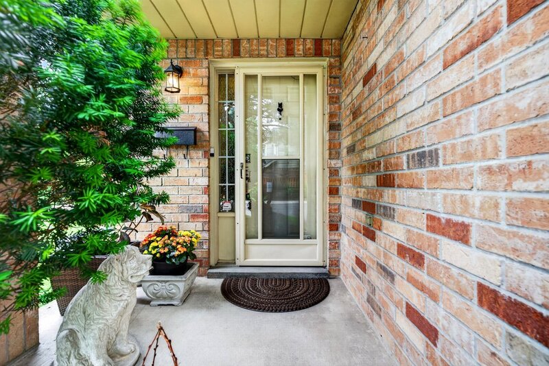 WELL-MAINTAINED END-UNIT TOWNHOUSE IN STONEY CREEK!