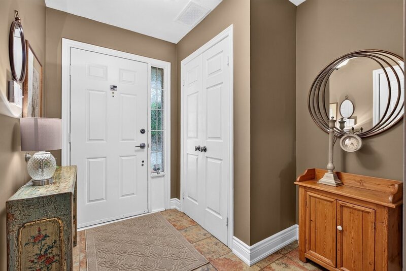 WELL-MAINTAINED END-UNIT TOWNHOUSE IN STONEY CREEK!