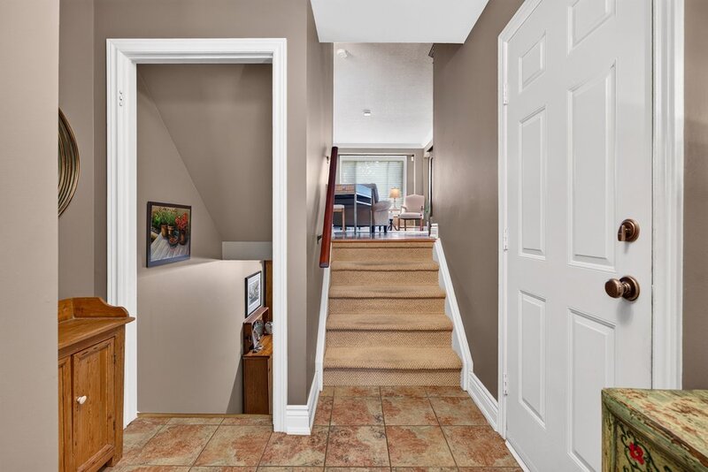 WELL-MAINTAINED END-UNIT TOWNHOUSE IN STONEY CREEK!