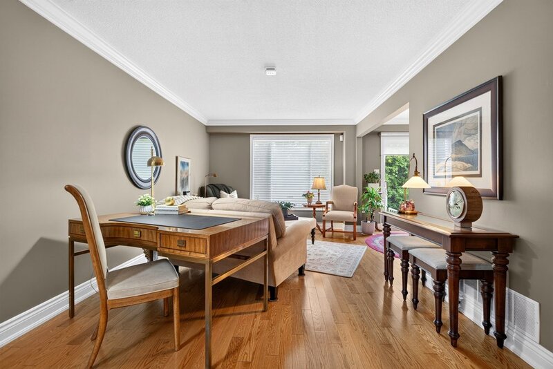 WELL-MAINTAINED END-UNIT TOWNHOUSE IN STONEY CREEK!