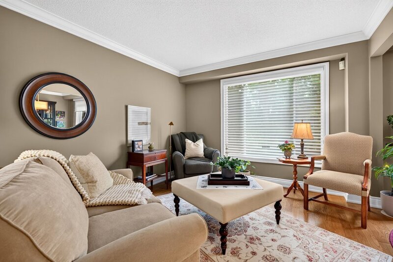 WELL-MAINTAINED END-UNIT TOWNHOUSE IN STONEY CREEK!
