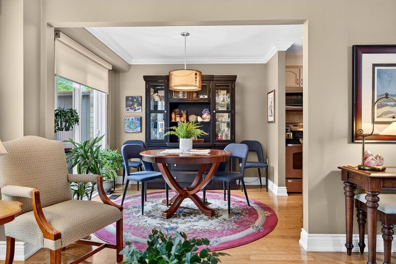 WELL-MAINTAINED END-UNIT TOWNHOUSE IN STONEY CREEK!