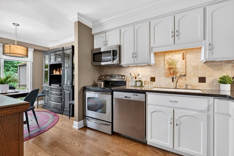 WELL-MAINTAINED END-UNIT TOWNHOUSE IN STONEY CREEK!