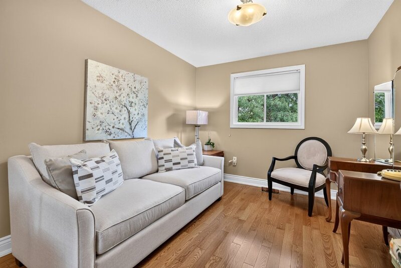 WELL-MAINTAINED END-UNIT TOWNHOUSE IN STONEY CREEK!