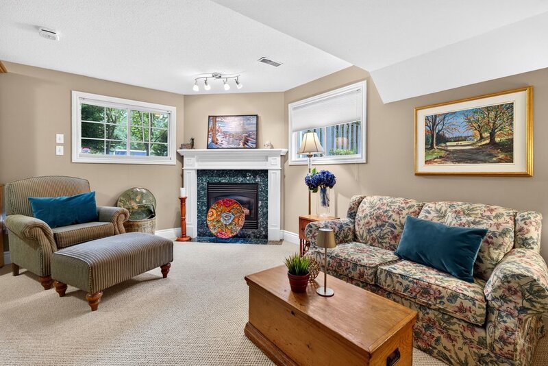 WELL-MAINTAINED END-UNIT TOWNHOUSE IN STONEY CREEK!