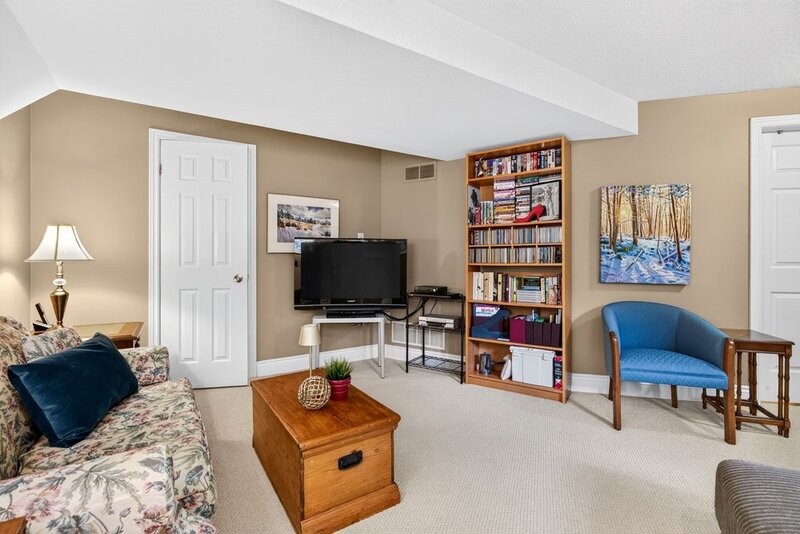 WELL-MAINTAINED END-UNIT TOWNHOUSE IN STONEY CREEK!