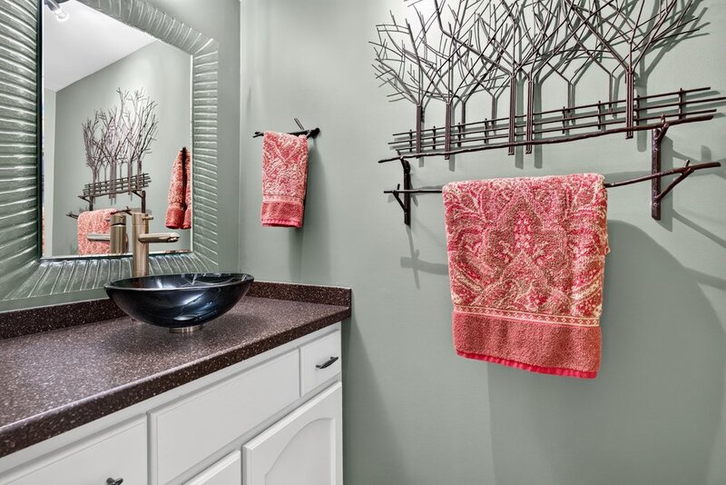 WELL-MAINTAINED END-UNIT TOWNHOUSE IN STONEY CREEK!