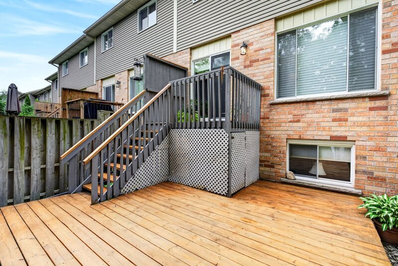 WELL-MAINTAINED END-UNIT TOWNHOUSE IN STONEY CREEK!