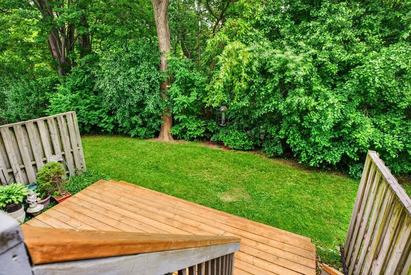 WELL-MAINTAINED END-UNIT TOWNHOUSE IN STONEY CREEK!