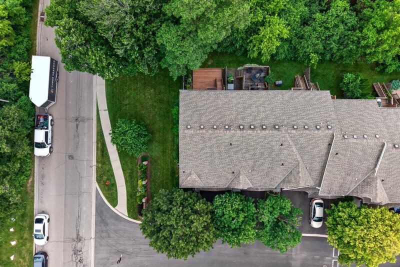 WELL-MAINTAINED END-UNIT TOWNHOUSE IN STONEY CREEK!
