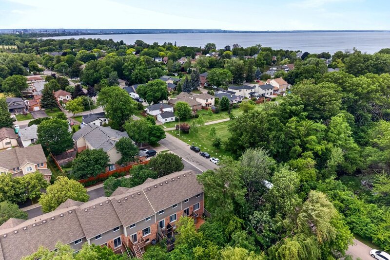 WELL-MAINTAINED END-UNIT TOWNHOUSE IN STONEY CREEK!