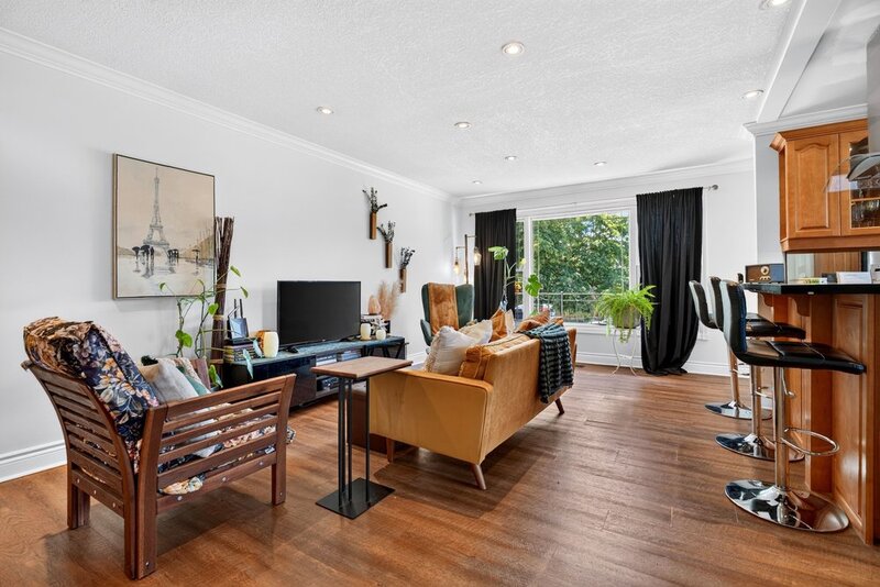 GREAT FAMILY HOME IN QUIET STONEY CREEK NEIGHBOURHOOD!