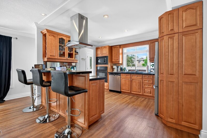 GREAT FAMILY HOME IN QUIET STONEY CREEK NEIGHBOURHOOD!