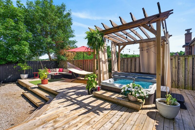 GREAT FAMILY HOME IN QUIET STONEY CREEK NEIGHBOURHOOD!