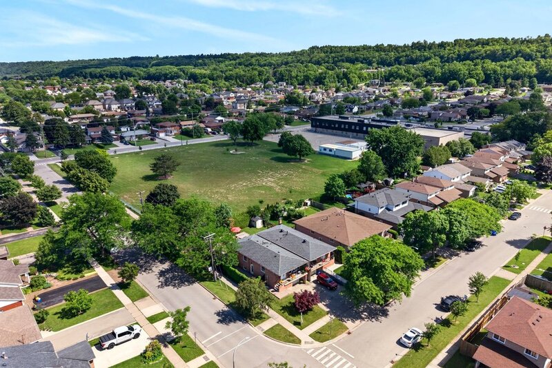 GREAT FAMILY HOME IN QUIET STONEY CREEK NEIGHBOURHOOD!