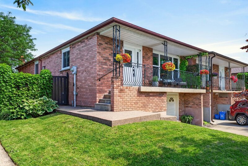 GREAT FAMILY HOME IN QUIET STONEY CREEK NEIGHBOURHOOD!