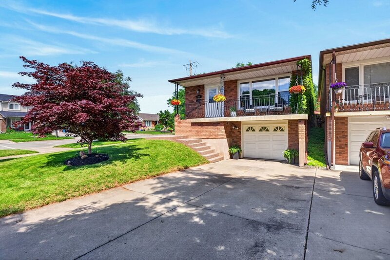 GREAT FAMILY HOME IN QUIET STONEY CREEK NEIGHBOURHOOD!