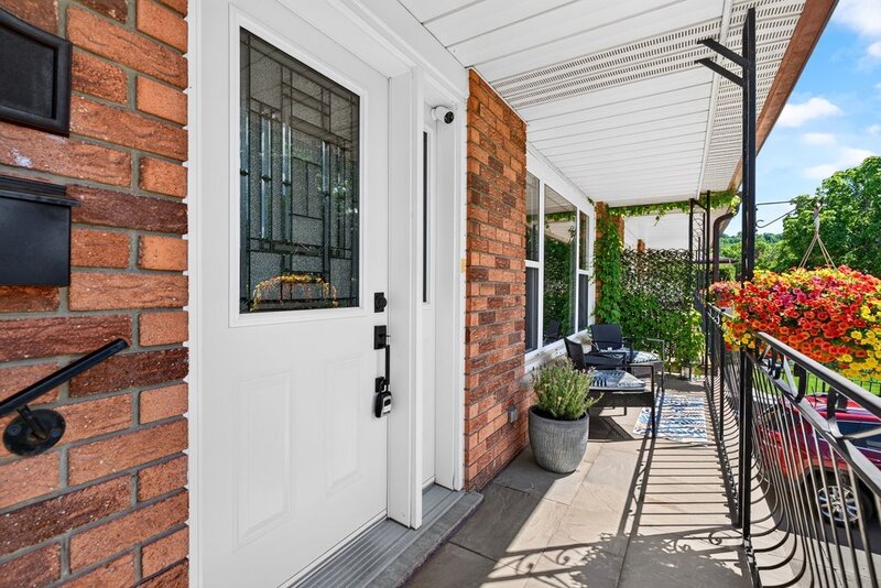 GREAT FAMILY HOME IN QUIET STONEY CREEK NEIGHBOURHOOD!