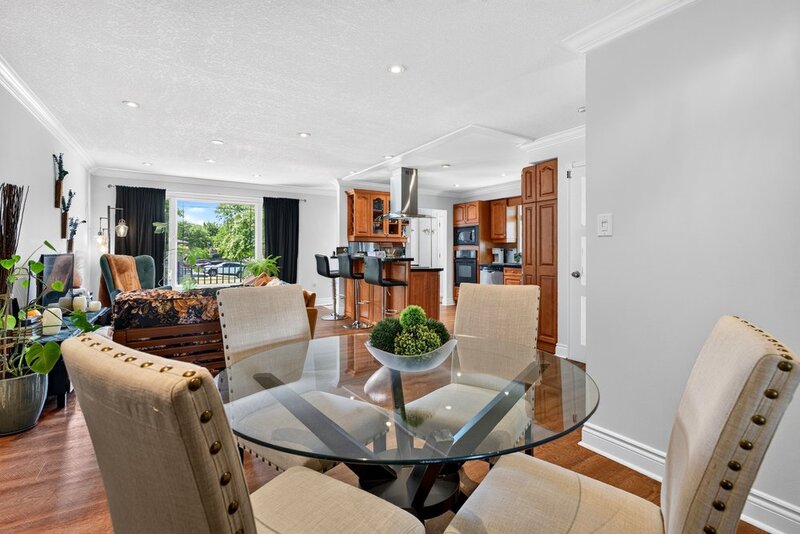 GREAT FAMILY HOME IN QUIET STONEY CREEK NEIGHBOURHOOD!