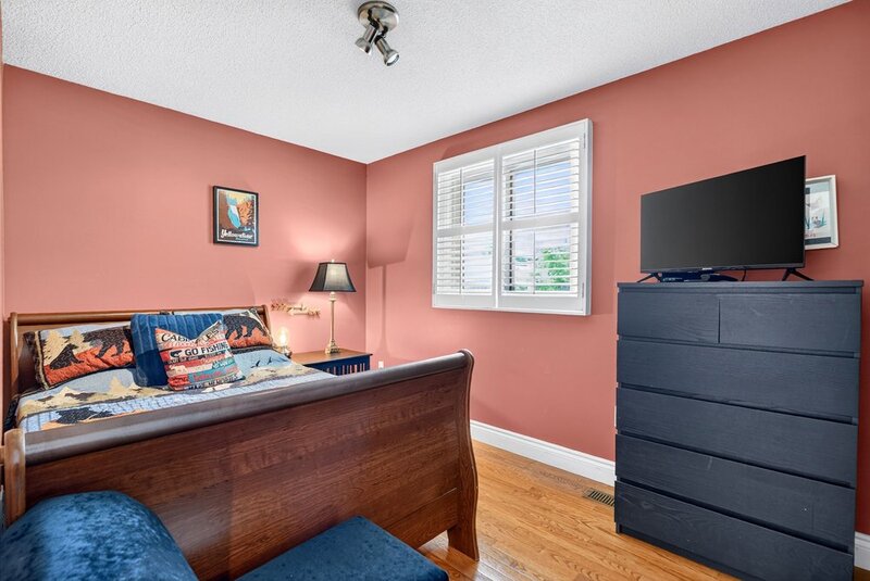 GREAT FAMILY HOME IN QUIET STONEY CREEK NEIGHBOURHOOD!