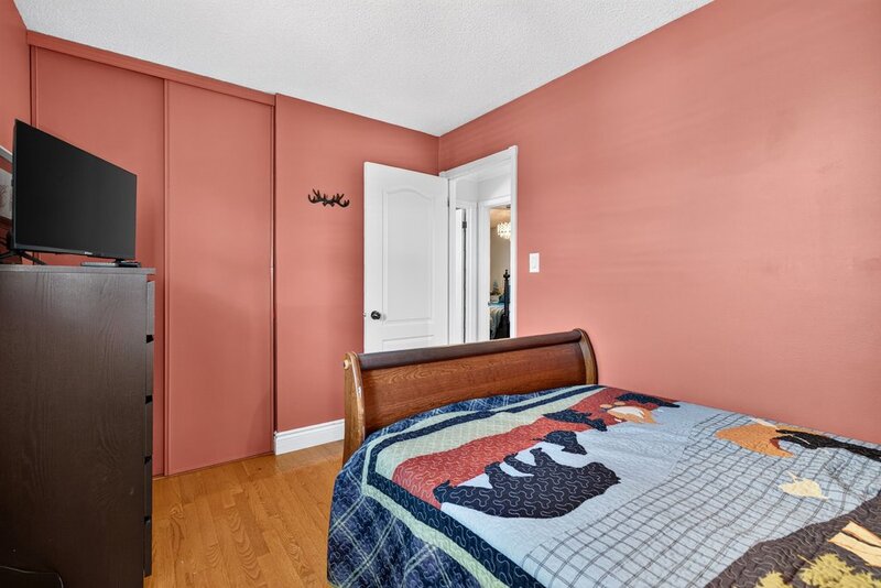 GREAT FAMILY HOME IN QUIET STONEY CREEK NEIGHBOURHOOD!