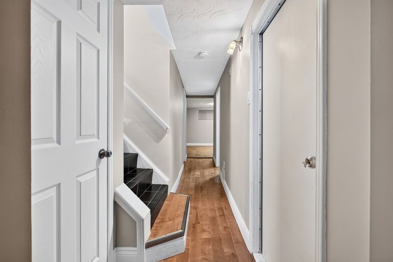 GREAT FAMILY HOME IN QUIET STONEY CREEK NEIGHBOURHOOD!