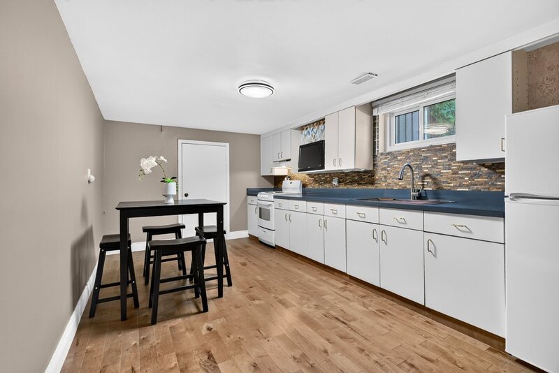 GREAT FAMILY HOME IN QUIET STONEY CREEK NEIGHBOURHOOD!