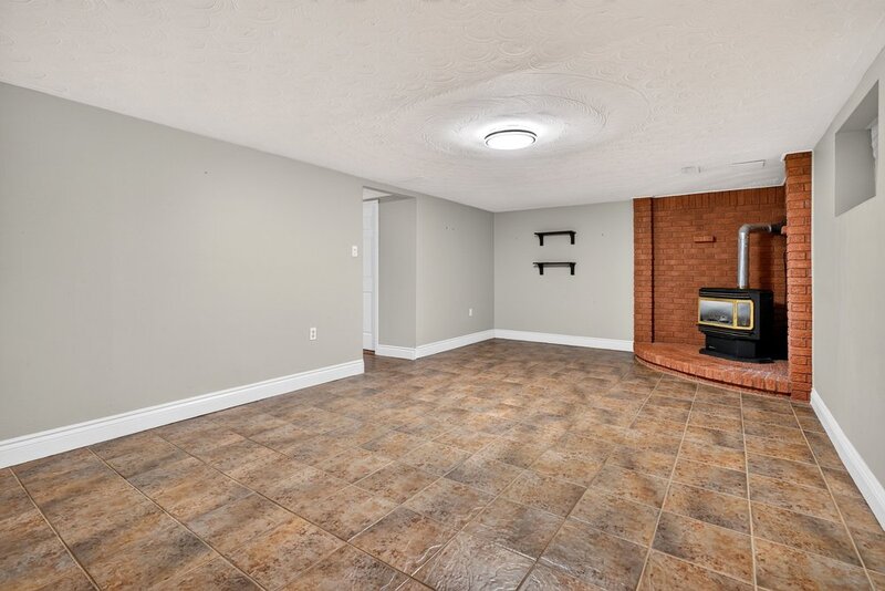 GREAT FAMILY HOME IN QUIET STONEY CREEK NEIGHBOURHOOD!