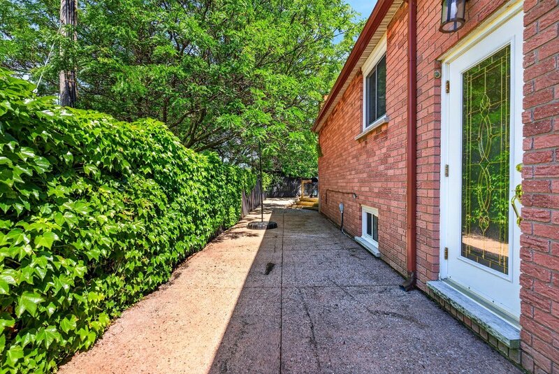 GREAT FAMILY HOME IN QUIET STONEY CREEK NEIGHBOURHOOD!