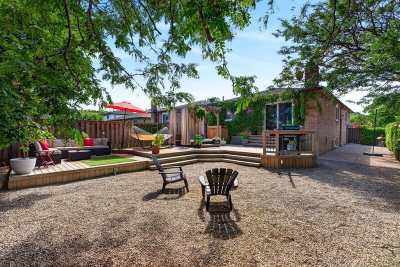 GREAT FAMILY HOME IN QUIET STONEY CREEK NEIGHBOURHOOD!