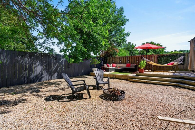 GREAT FAMILY HOME IN QUIET STONEY CREEK NEIGHBOURHOOD!