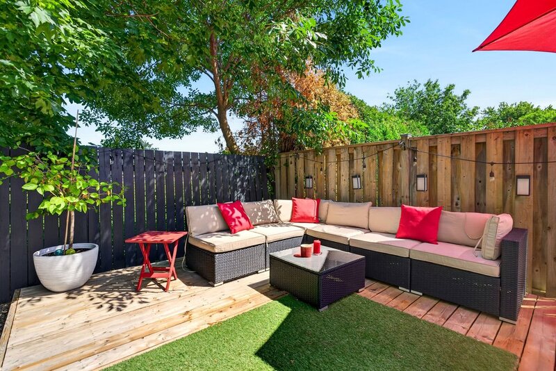 GREAT FAMILY HOME IN QUIET STONEY CREEK NEIGHBOURHOOD!