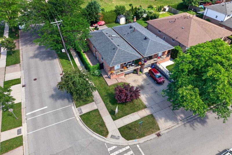 GREAT FAMILY HOME IN QUIET STONEY CREEK NEIGHBOURHOOD!