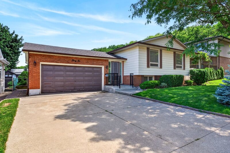 GREAT FAMILY HOME IN QUIET STONEY CREEK NEIGHBOURHOOD!