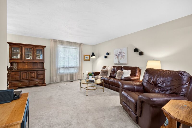 GREAT FAMILY HOME IN QUIET STONEY CREEK NEIGHBOURHOOD!