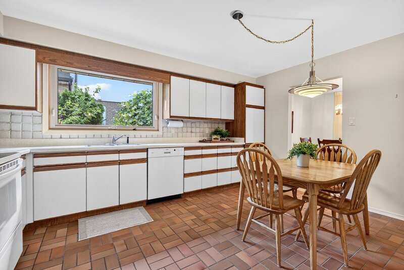 GREAT FAMILY HOME IN QUIET STONEY CREEK NEIGHBOURHOOD!