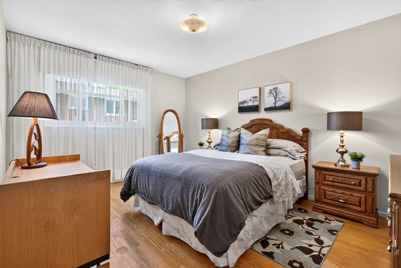 GREAT FAMILY HOME IN QUIET STONEY CREEK NEIGHBOURHOOD!