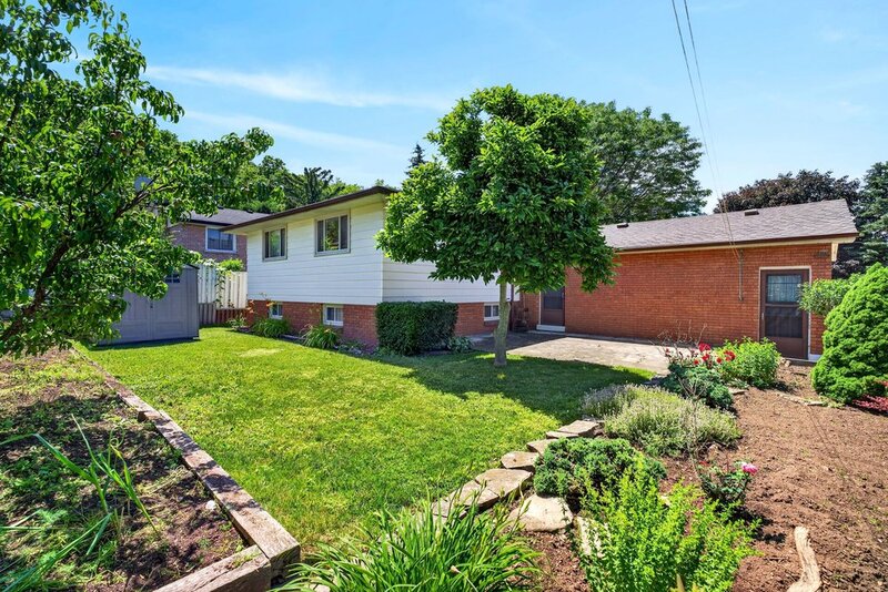 GREAT FAMILY HOME IN QUIET STONEY CREEK NEIGHBOURHOOD!