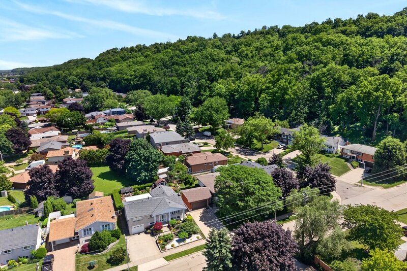 GREAT FAMILY HOME IN QUIET STONEY CREEK NEIGHBOURHOOD!