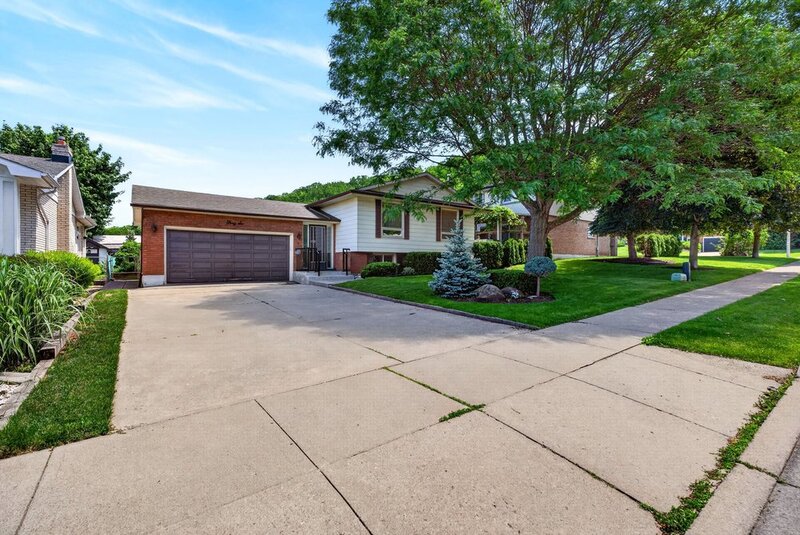 GREAT FAMILY HOME IN QUIET STONEY CREEK NEIGHBOURHOOD!