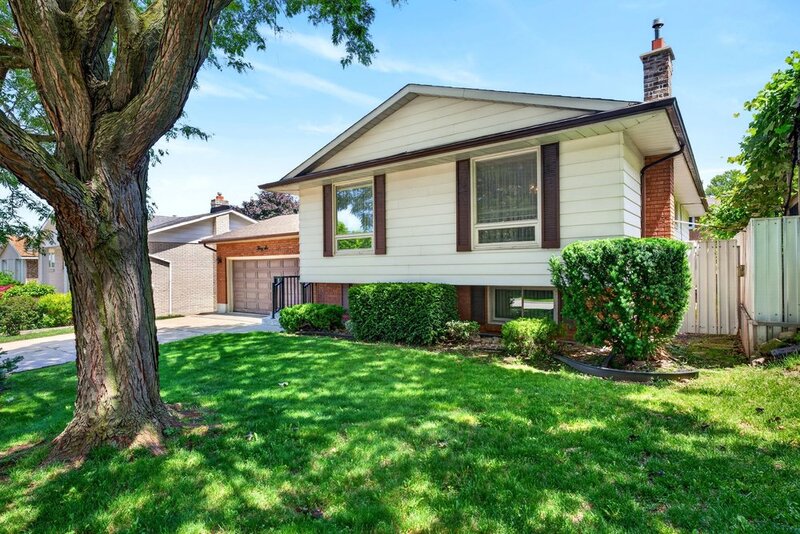 GREAT FAMILY HOME IN QUIET STONEY CREEK NEIGHBOURHOOD!