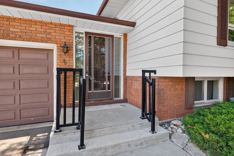 GREAT FAMILY HOME IN QUIET STONEY CREEK NEIGHBOURHOOD!