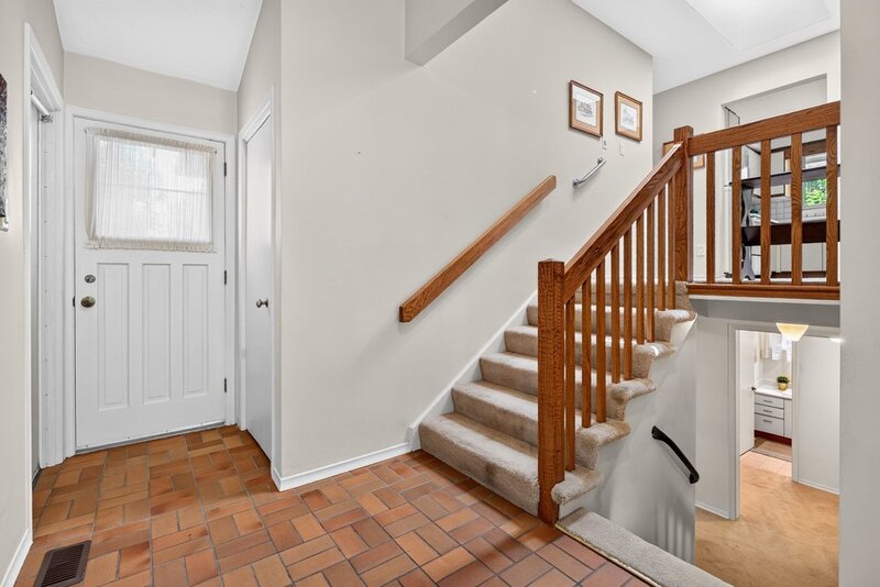 GREAT FAMILY HOME IN QUIET STONEY CREEK NEIGHBOURHOOD!