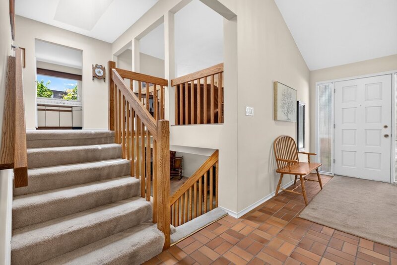 GREAT FAMILY HOME IN QUIET STONEY CREEK NEIGHBOURHOOD!