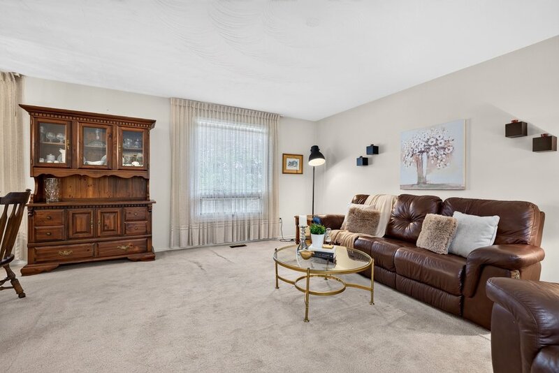 GREAT FAMILY HOME IN QUIET STONEY CREEK NEIGHBOURHOOD!
