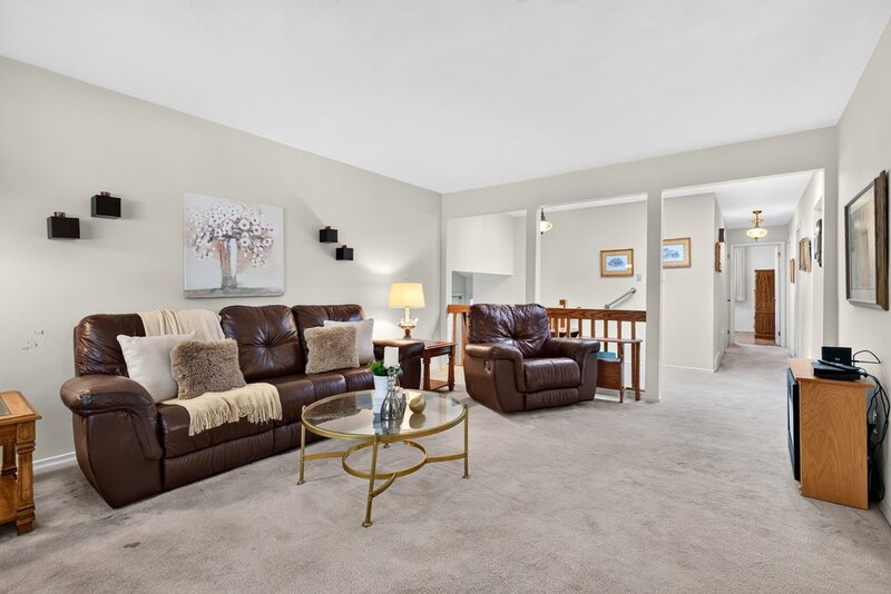 GREAT FAMILY HOME IN QUIET STONEY CREEK NEIGHBOURHOOD!