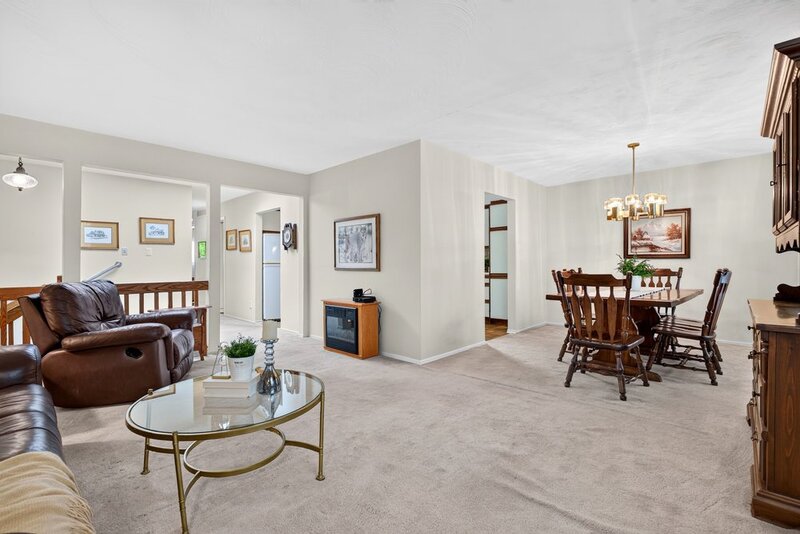 GREAT FAMILY HOME IN QUIET STONEY CREEK NEIGHBOURHOOD!